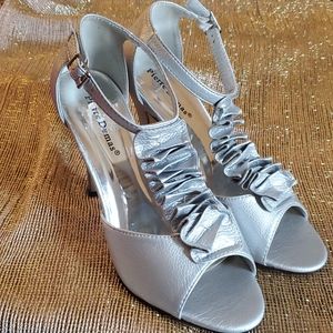🥈Fabulous Pierre Dumas Silver 4" high heels